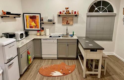 Ahwahnee House | Foxs Den Hot Tub Bbq Queen Bed Sleeps 2