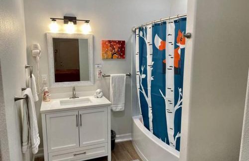 Ahwahnee House | Foxs Den Hot Tub Bbq Queen Bed Sleeps 2