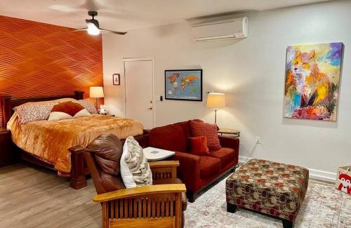 Ahwahnee House | Foxs Den Hot Tub Bbq Queen Bed Sleeps 2