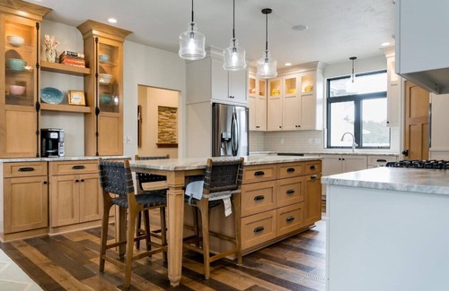Manitowoc House | Foxy Lady the Luxury house w/Packer themed basement 30 min to Lambeau/GB Draft