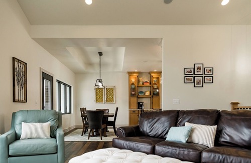 Manitowoc House | Foxy Lady the Luxury house w/Packer themed basement 30 min to Lambeau/GB Draft