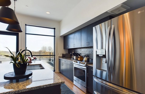 Melrose House | Foxy Skies - Private Rooftop - 5 mins to Broadway