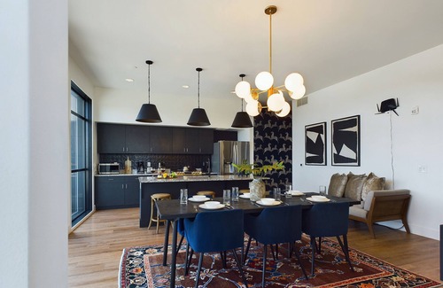 Melrose House | Foxy Skies - Private Rooftop - 5 mins to Broadway