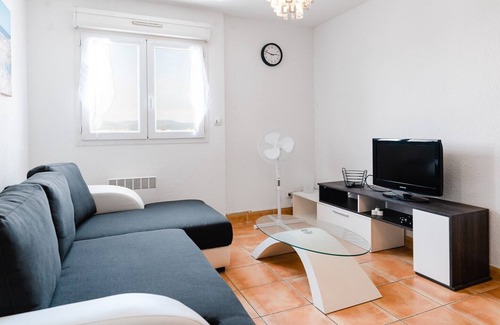 Gruissan Plage Apartment | FR 32: Plage des Chalets, pleasant one-bedroom flat close to the beach - GRUISSAN