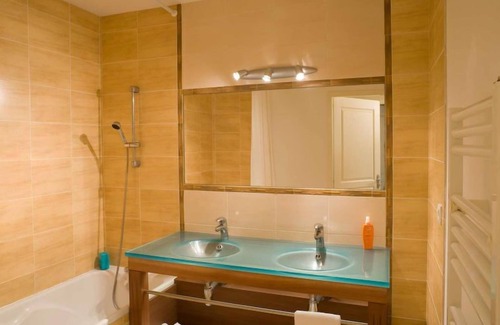 L'Aiguillon-sur-Vie Apartment | Le Domaine de Fontenelles by Interhome