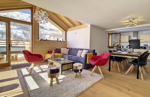 Le Bettaix Ski Chalet | Modern chalet with sauna near the slopes