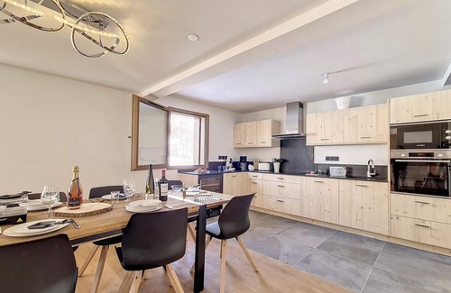 Le Bettaix Ski Chalet | Modern chalet with sauna near the slopes