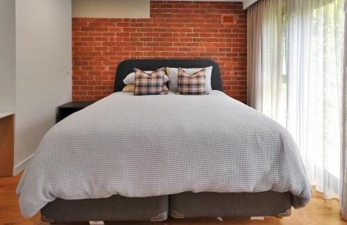 Newtown Apartment | Frankie Luxury pool house Geelong Sleeps 12 Close to GMHBA cafes restaurants shops schools