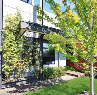 Newtown Apartment | Frankie Luxury pool house Geelong Sleeps 12 Close to GMHBA cafes restaurants shops schools