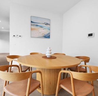 Newtown Apartment | Frankie Luxury pool house Geelong Sleeps 12 Close to GMHBA cafes restaurants shops schools
