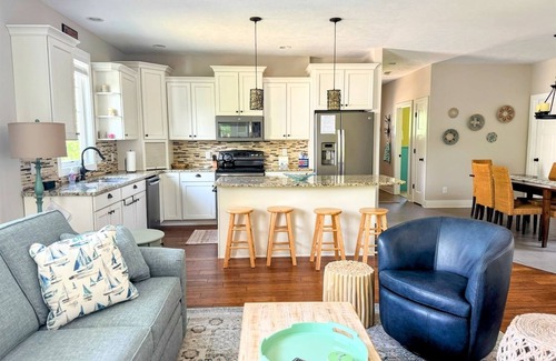 Miami Park House | Frankie's Place | Beach Access via Tram, Screened Porch, Private Hot Tub