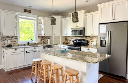 Miami Park House | Frankie's Place | Beach Access via Tram, Screened Porch, Private Hot Tub