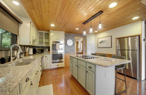 Franklin House | Franklin A-Frame with Hot Tub and Mountain Views - NEW TO VRBO!