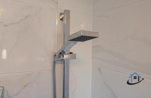 Wootton House | Franklin House 2 bed, king bed, parkingx2, workspace, wi-fi, corporates