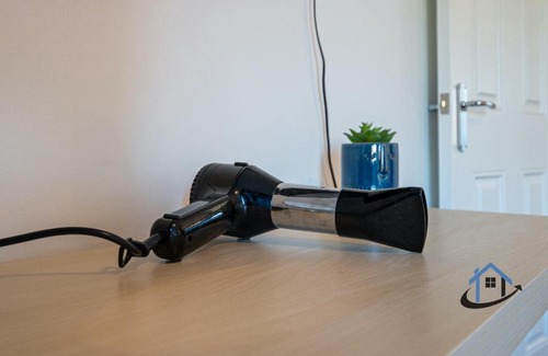 Wootton House | Franklin House 2 bed, king bed, parkingx2, workspace, wi-fi, corporates