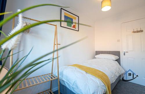 Wootton House | Franklin House 2 bed, king bed, parkingx2, workspace, wi-fi, corporates