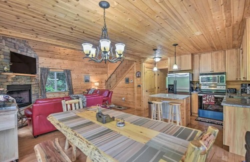 Franklin Cabin | Franklin-NC Cabin w/Deck + Mountain Views + SPA +nLoft w/Game Room + Man Cave.