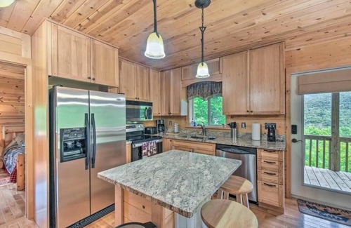 Franklin Cabin | Franklin-NC Cabin w/Deck + Mountain Views + SPA +nLoft w/Game Room + Man Cave.