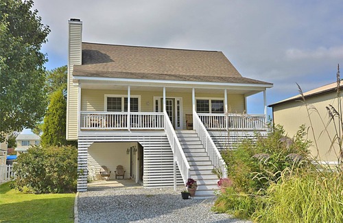 South Bethany Harbor House | FREE ACTIVITIES! Located on the west side only a short walk from South Bethany beach this 5 bedroom, 3 bath family friendly home is just a delight!
