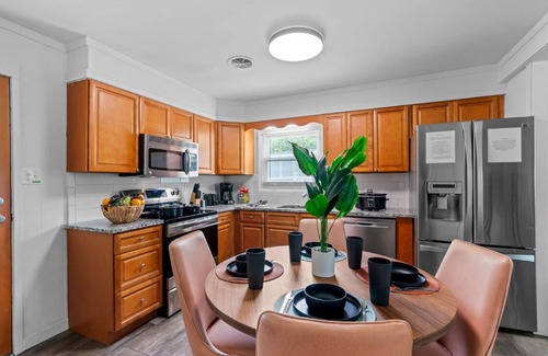 Frederick House | FREE Amenities 4Bd 2 Bath Oasis 8mins to Downtown