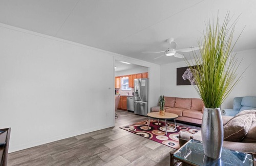 Frederick House | FREE Amenities 4Bd 2 Bath Oasis 8mins to Downtown