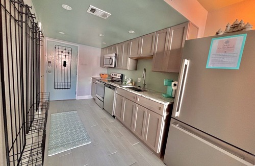 Gulf Shores Condo | Free Beach Chair service, Pool, Daybed on balcony for Sunsets over the Water
