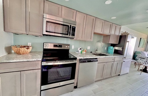 Gulf Shores Condo | Free Beach Chair service, Pool, Daybed on balcony for Sunsets over the Water