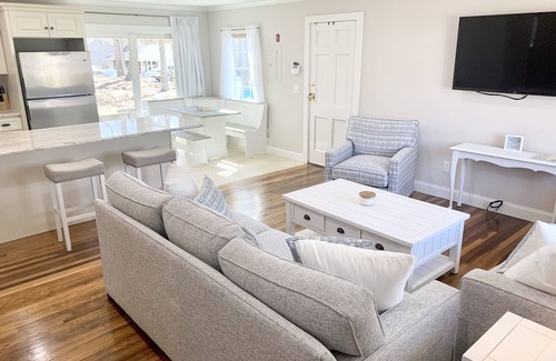 West Hyannisport House | FREE beach pass, Minutes to beach
