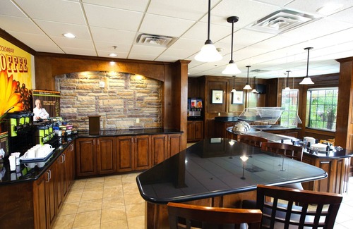 South Side Condo | Free Breakfast Buffet. Close to Great Beaches!