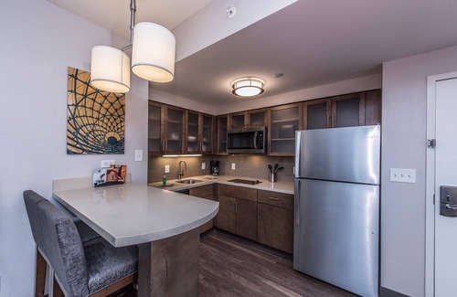 Charleston Condo | Free Breakfast Buffet + Outdoor Pool + Free Wi-Fi | Great Location + Bridge and Harbor View!
