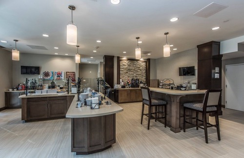 Charleston Condo | Free Breakfast Buffet + Outdoor Pool + Free Wi-Fi | Great Location + Bridge and Harbor View!