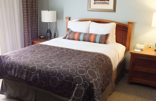 Las Colinas Hotel | Free Breakfast! Minutes to Grapevine Convention, with Parking, Gym!