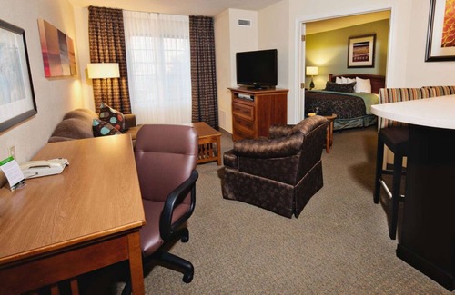 Las Colinas Hotel | Free Breakfast! Minutes to Grapevine Convention, with Parking, Gym!