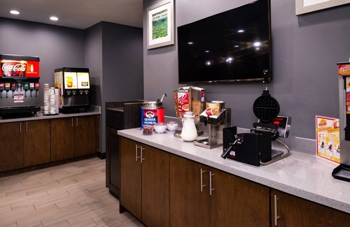 Lake Charles Condo | Free Breakfast. Outdoor Pool. Gym. Perfect for Your Next Trip!