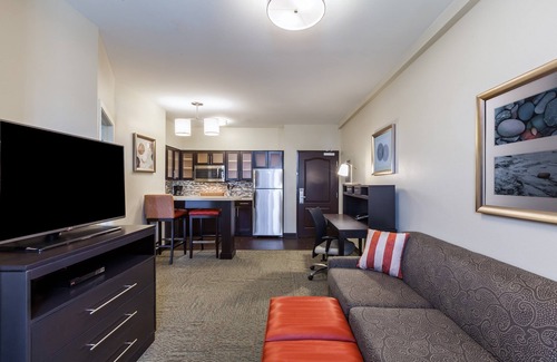 Fossil Creek Condo | Free Breakfast. Outdoor Pool. King Suite Close to the Convention Center