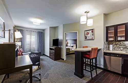 Fossil Creek Condo | Free Breakfast. Outdoor Pool. King Suite Close to the Convention Center