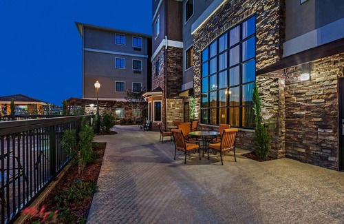 Fossil Creek Condo | Free Breakfast. Outdoor Pool. King Suite Close to the Convention Center