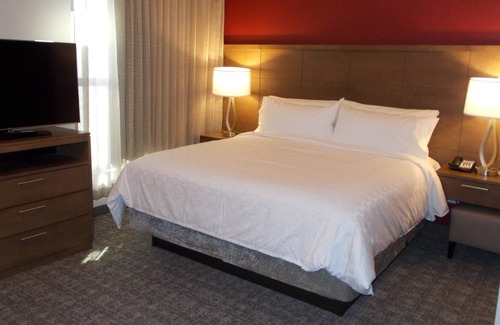 Florence Condo | Free Breakfast. Outdoor Pool. Near Florence Center & McLeod Regional Medical Center.
