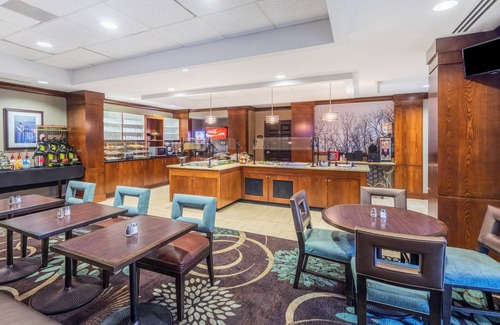 White Station Apartment | Free Breakfast. Outdoor Pool. Gym. Near Graceland!