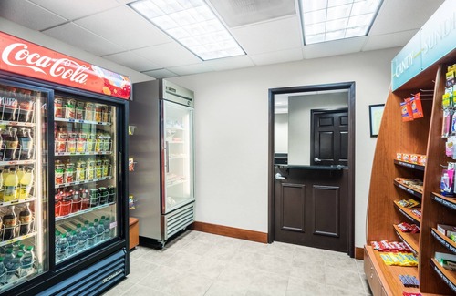 White Station Apartment | Free Breakfast. Outdoor Pool. Gym. Near Graceland!