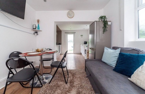 Westbourne Condo | Free Cleaning Stunning 2BR King Bed Portobello M.
