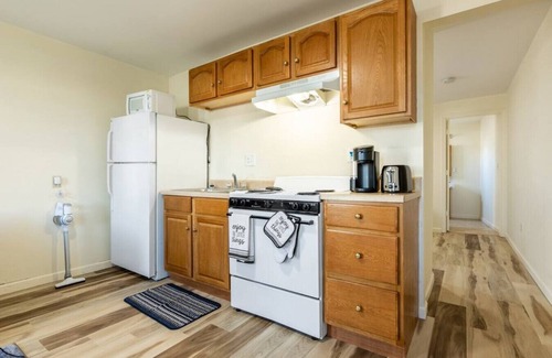 Chicopee Apartment | Free coffee a comfortable bed food and drinks