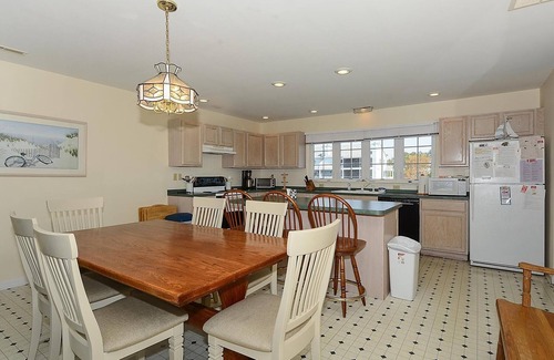 Cedar Neck House | FREE DAILY ACTIVITIES INCLUDED! GREAT WEEKEND OR MINI-WEEK GETAWAY. Just minutes to the open bay for great fishing. T