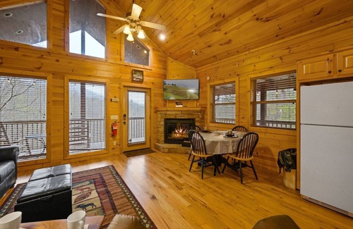 Gatlinburg - Pigeon Forge Cabin | Free Dollywood Tix/VIEWS/DogFriendly