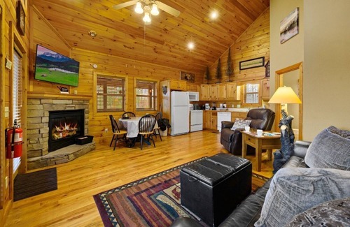 Gatlinburg - Pigeon Forge Cabin | Free Dollywood Tix/VIEWS/DogFriendly