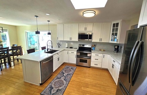 Discovery Bay House | Free Food+/Snacks, Attached Dock, ~10min 2FastWater, Water Toys, Game Room+more!