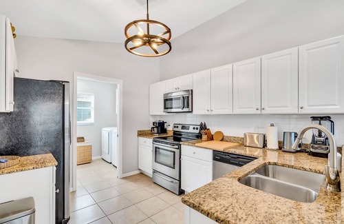 Whitfield House | Free Heated Pool, Baby Gear, Shuffleboard, EV charger, Near beach, UTC mall, SRQ