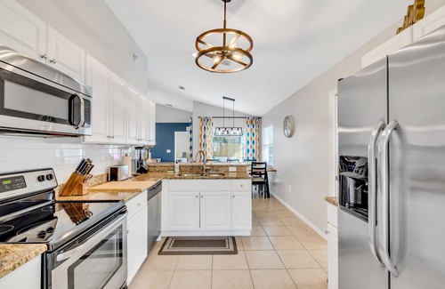 Whitfield House | Free Heated Pool, Baby Gear, Shuffleboard, EV charger, Near beach, UTC mall, SRQ