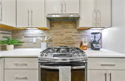 West End House | FREE NIGHT DEAL! 1MI TO BROADWAY! #6 of 6 HOMES! 7 Beds! Rooftop Deck BY VANDY!