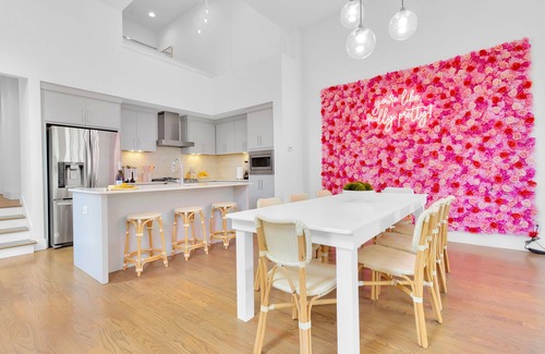 West End House | FREE NIGHT DEAL! DOWNTOWN! 2MI TO BROADWAY! LUXE BABE HOUSE #1 of 5 HOMES IN ROW